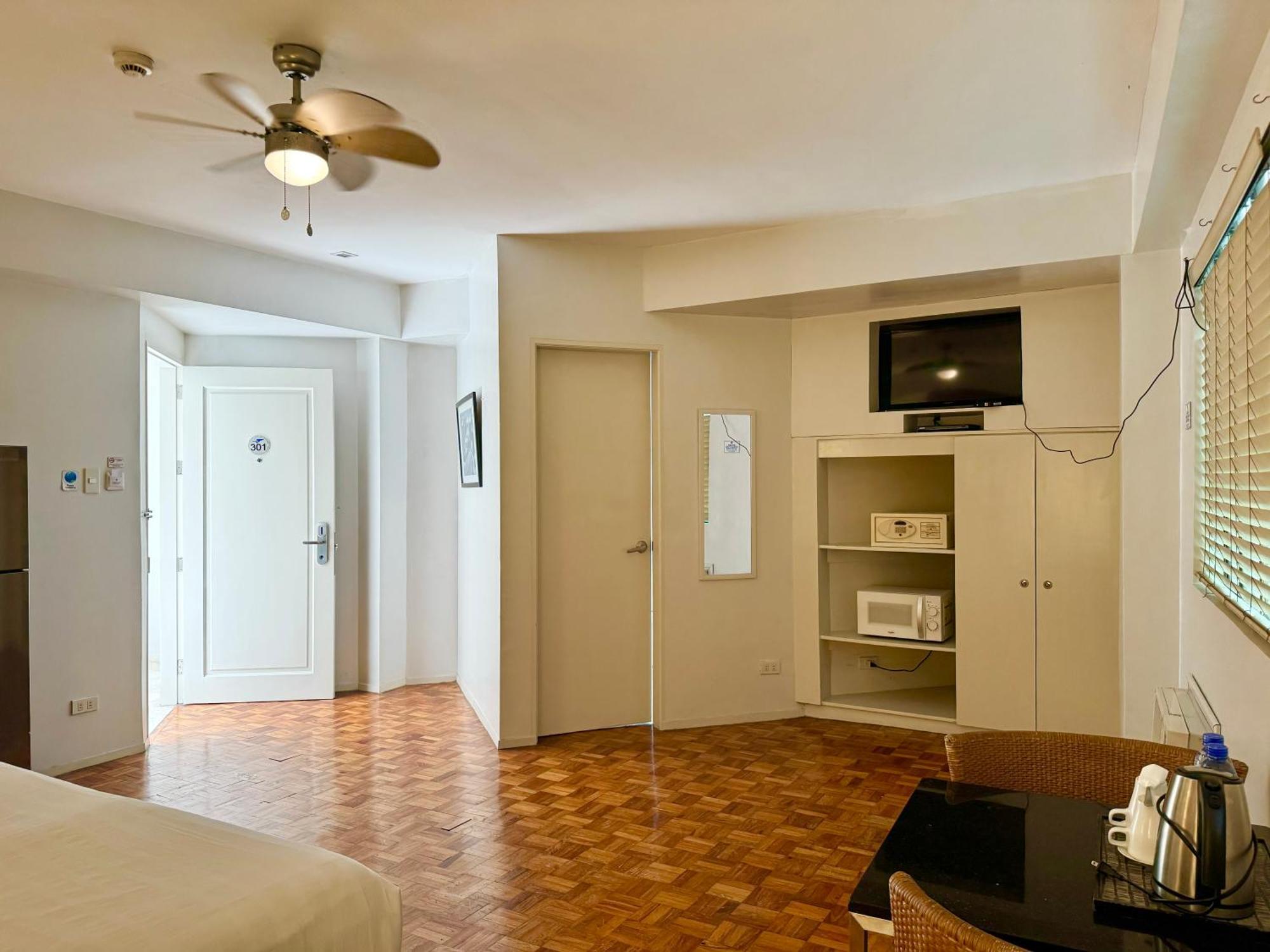 The Clipper House, Poblacion Makati Манила Экстерьер фото